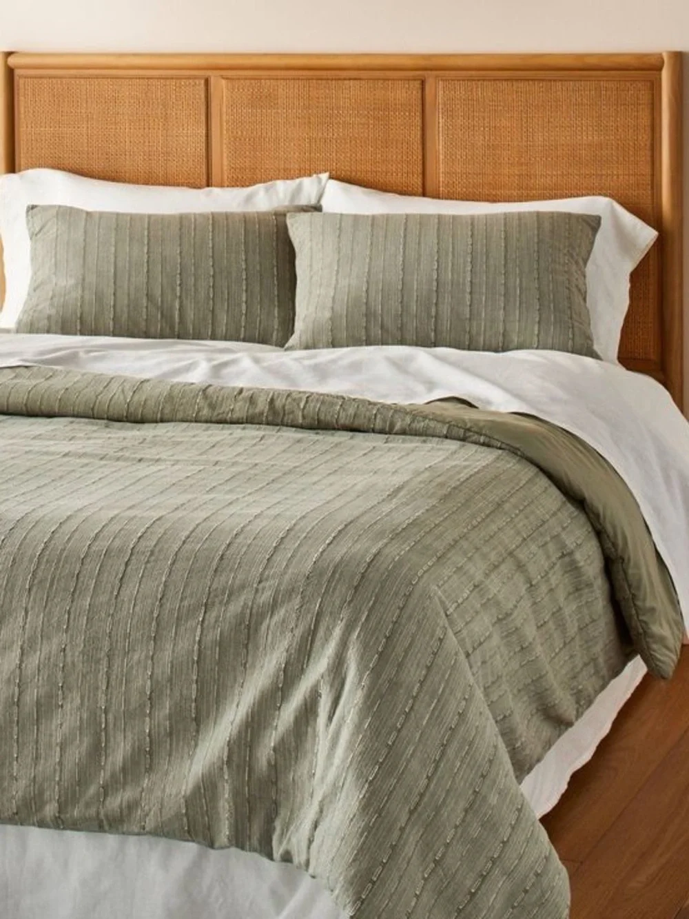 100% cotton Hearth & Hand with Magnolia Comforter Bedding in Olive green QUEEN